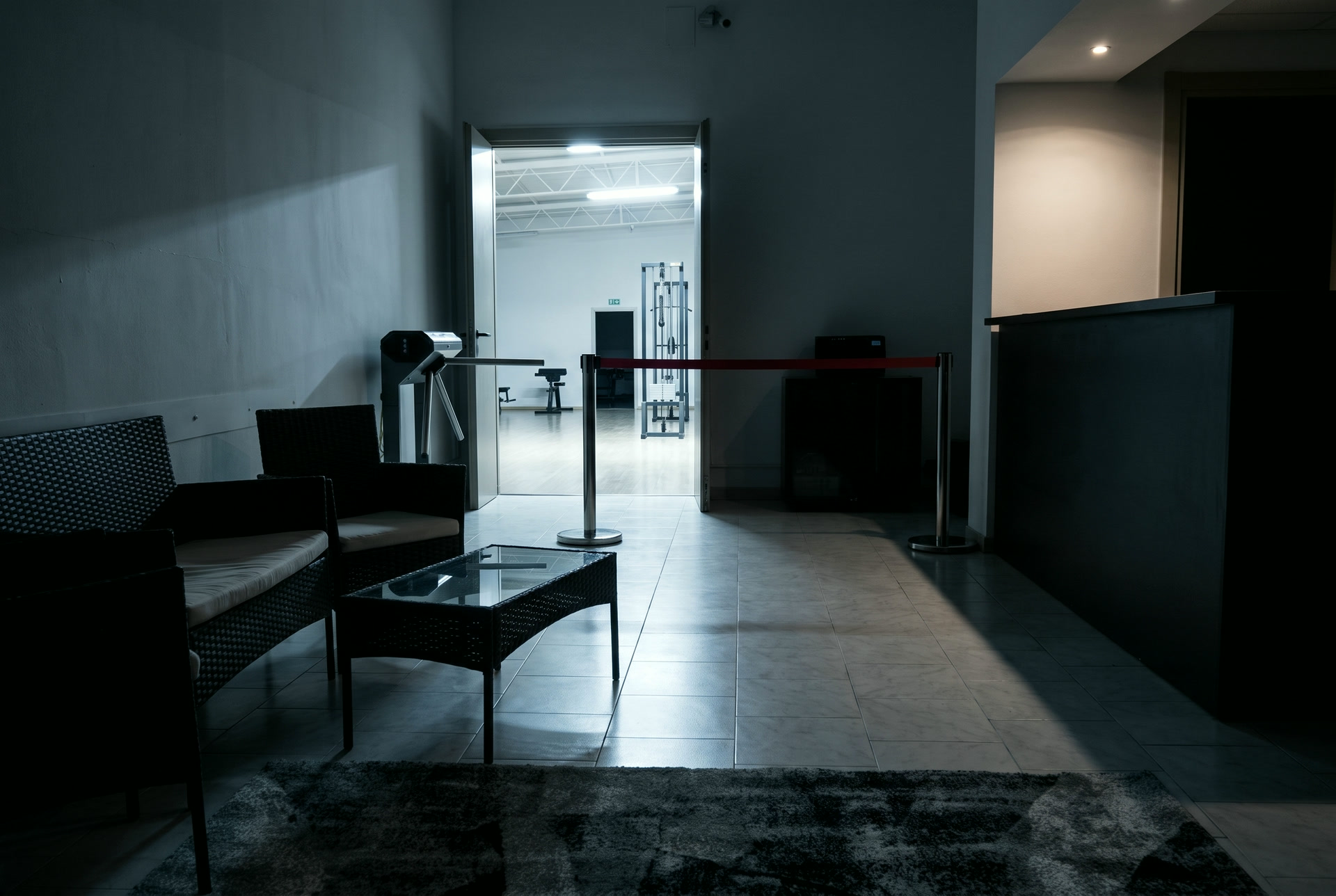 La reception della palestra, con il tornello e la porta che dà sulla sala